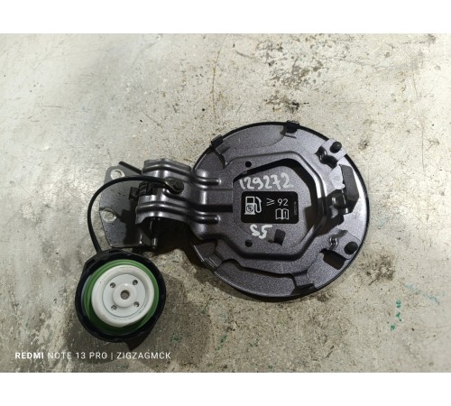 Лючок топливного бака с крышкой