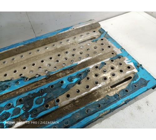 Площадка на раме задней части кабины