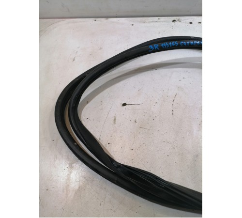 Уплотнитель двери задний правый