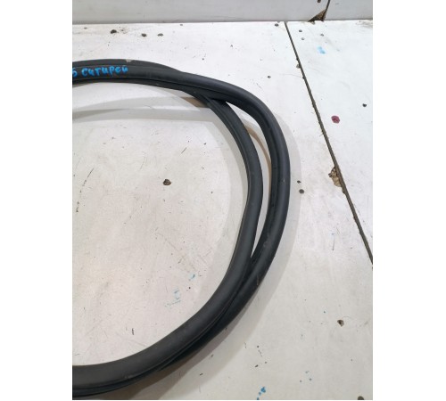 Уплотнитель двери задний правый