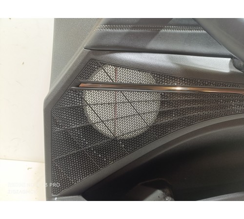 Обшивка двери передняя правая