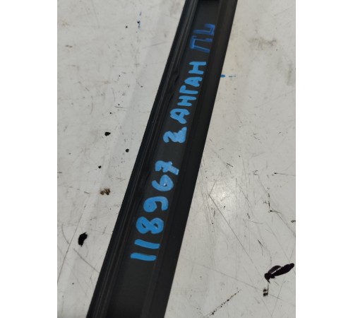 Уплотнитель стекла передний левый внутренний