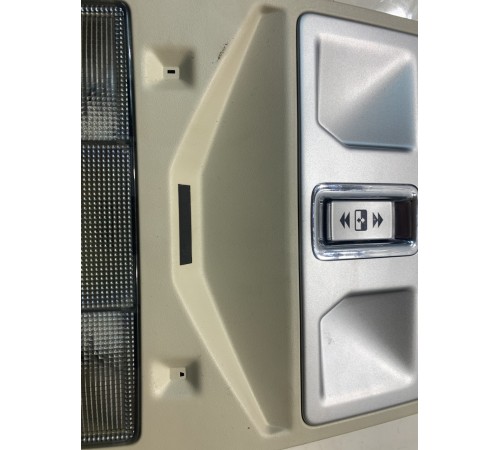 Плафон внутреннего освещения (передний)