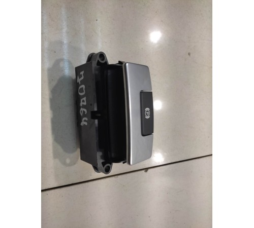 Кнопка стояночного тормоза