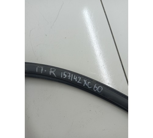 Уплотнитель двери передний правый