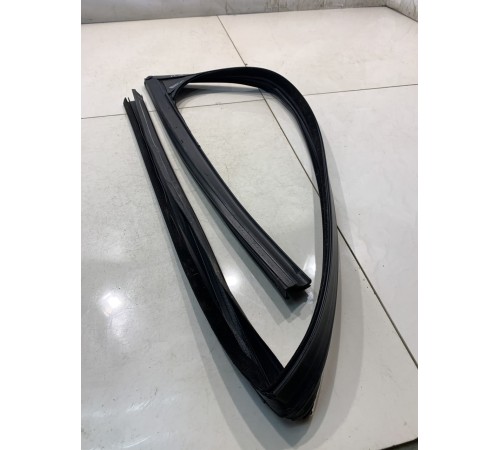 Уплотнитель стекла (передний, левый)