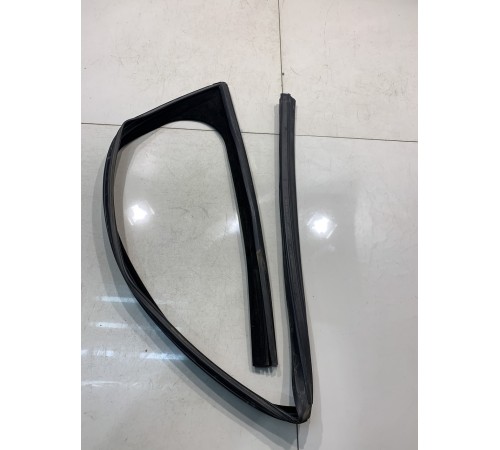 Уплотнитель стекла (передний, левый)