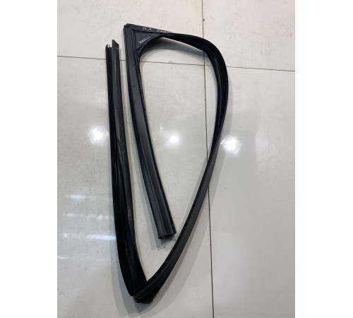 Уплотнитель стекла (передний, левый)