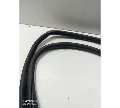 Уплотнитель проема двери передний правый