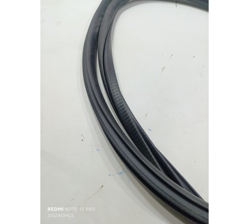 Уплотнитель проема двери передний правый