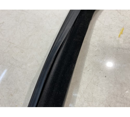 Уплотнитель стекла (передний, правый)