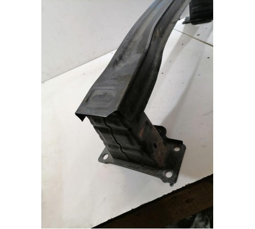 Усилитель переднего бампера