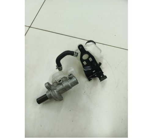 Главный тормозной цилиндр с бачком