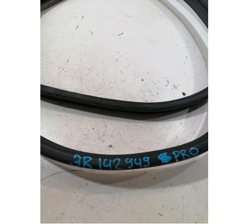 Уплотнитель двери задний правый