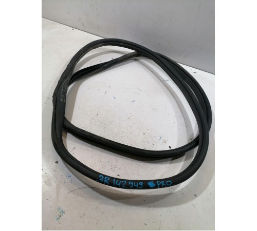 Уплотнитель двери задний правый