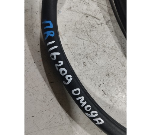 Уплотнитель двери передний правый