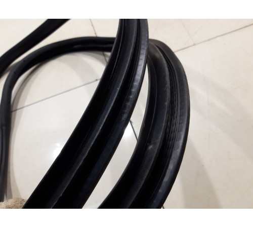 Уплотнитель двери(задний правый)