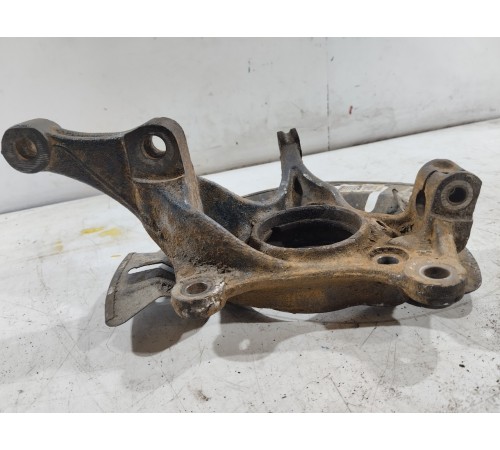 Кулак поворотный передний правый