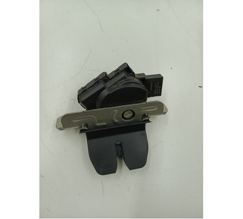 Замок двери багажника