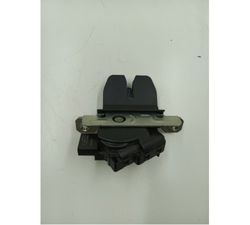 Замок двери багажника