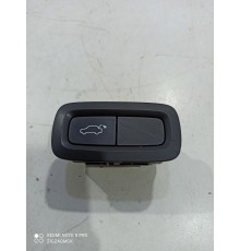 Кнопка открывания багажника