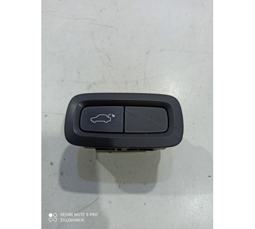 Кнопка открывания багажника