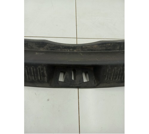 Накладка задней панели замка багажника