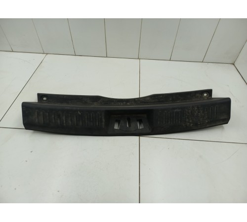 Накладка задней панели замка багажника