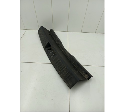 Накладка задней панели замка багажника