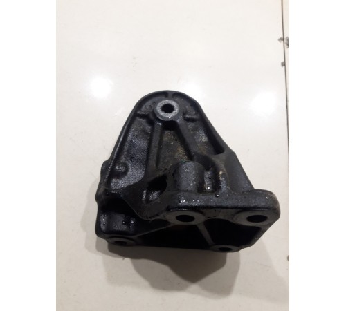 Кронштейн опоры двигателя левый