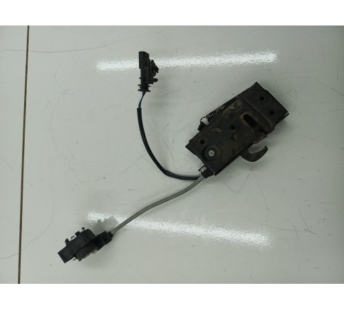 Замок капота