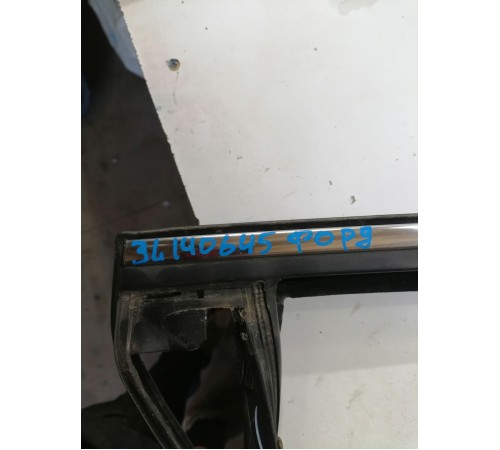 Уплотнитель стекла двери задний левый