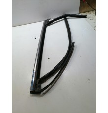 Уплотнитель стекла двери задний левый