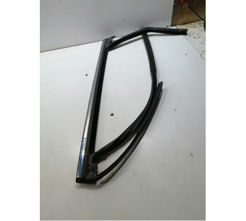 Уплотнитель стекла двери задний левый