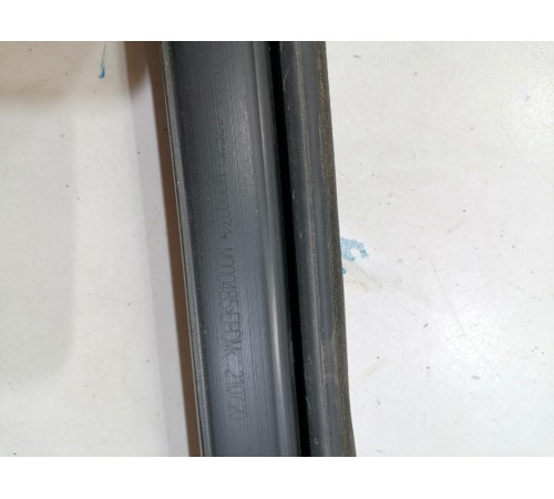 Уплотнитель стекла двери задний левый