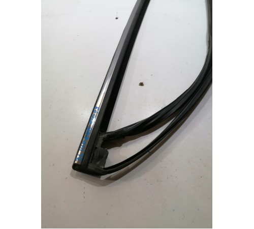 Уплотнитель стекла двери задний левый