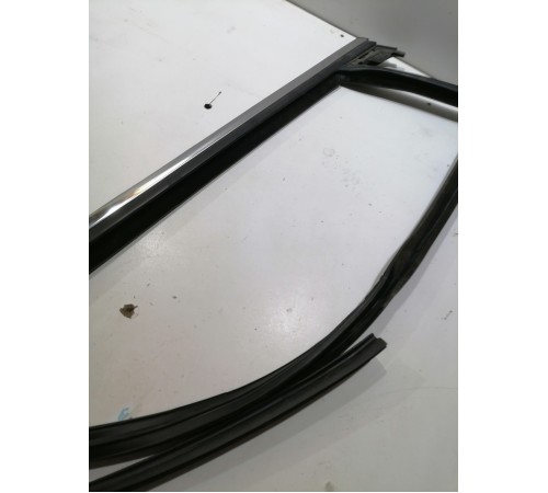 Уплотнитель стекла двери задний левый