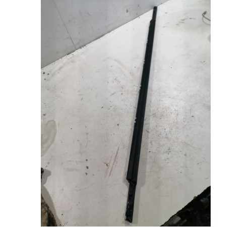 Уплотнитель стекла передний правый внешний