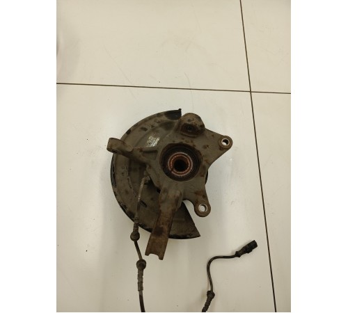 Кулак поворотный передний правый