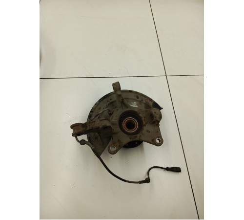 Кулак поворотный передний правый