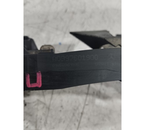 Кронштейн внешней ручки двери передний левый