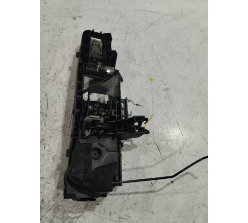 Кронштейн внешней ручки двери передний левый