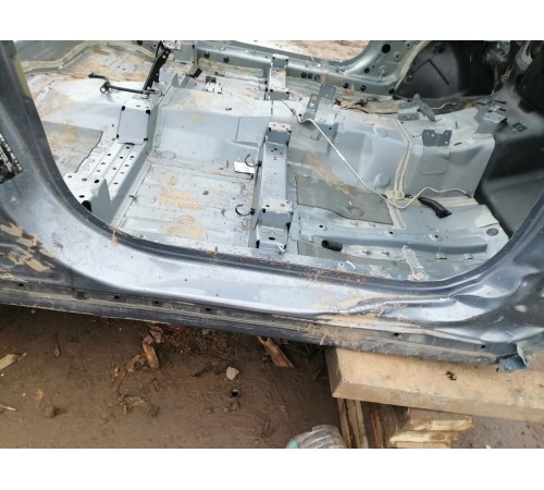 Порог правый с центральной стойкой