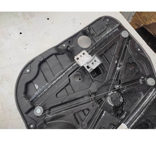 Стеклоподъемник (передний правый)