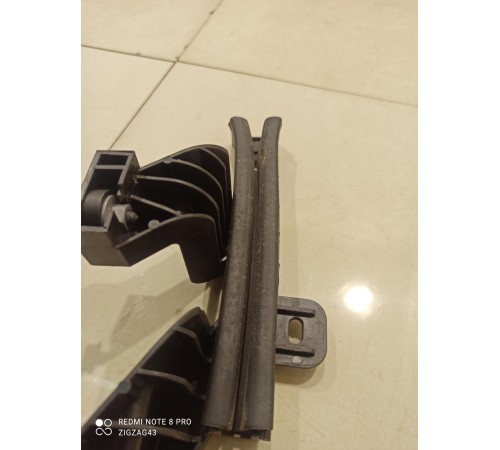 Направляющая стекла двери(передняя левая)