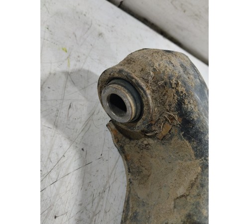 Рычаг подвески передний правый нижний