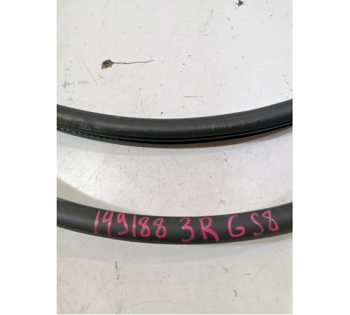 Уплотнитель двери задний правый