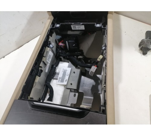 Центральная консоль с подлокотником в сборе