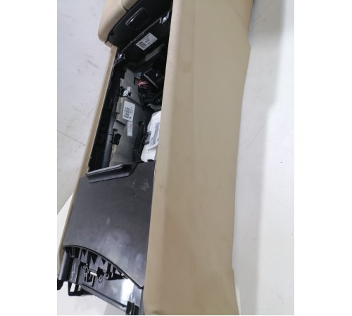 Центральная консоль с подлокотником в сборе