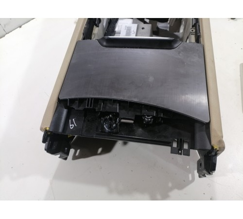 Центральная консоль с подлокотником в сборе